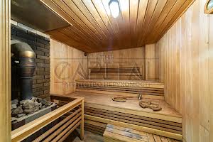 комерційна за адресою Шкільна вул., 1