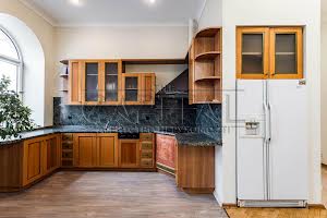 комерційна за адресою Лютеранська вул., 12