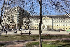 комерційна за адресою Трьохсвятительська вул., 13