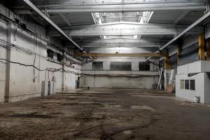 комерційна за адресою Будівельників вул., 32