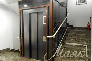 комерційна за адресою Володимирська вул., 77
