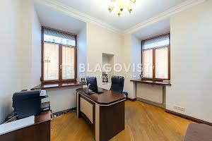 комерційна за адресою Лютеранська вул., 8
