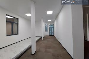 комерційна за адресою Володимирська вул., 4