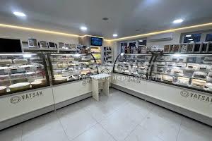 комерційна за адресою Ольжича вул., 4