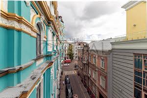 комерційна за адресою Володимирська вул., 4