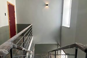 комерційна за адресою Трьохсвятительська вул., 13