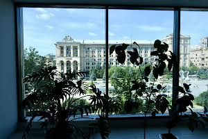 комерційна за адресою майдан Незалежності пл., 2