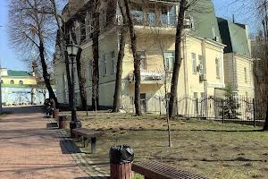 комерційна за адресою Трьохсвятительська вул., 13