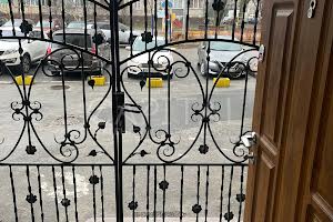 комерційна за адресою Дніпровська набережна вул., 13