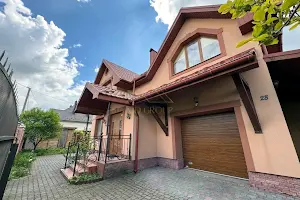 будинок за адресою Івасюка, 28