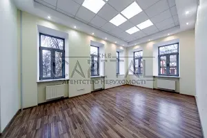 комерційна за адресою Володимирська вул., 4