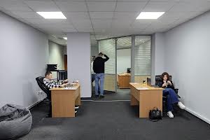 комерційна за адресою Лариси Руденко вул., 6-А