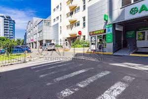 комерційна за адресою Раїси Окіпної вул., 8