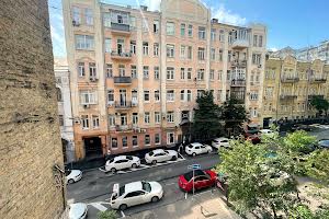 комерційна за адресою Мала Житомирська вул., 10