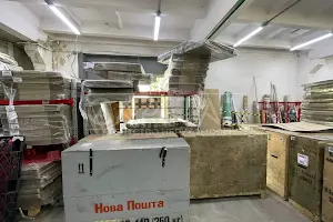 комерційна за адресою Салютна вул., 5Б