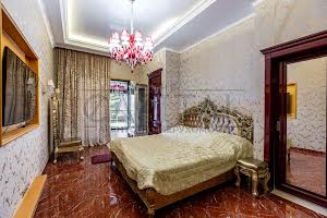 будинок за адресою с. Нові Безрадичі, садова, 155