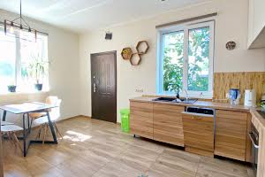 будинок за адресою Вишнева вул., 12