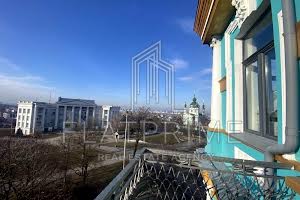 комерційна за адресою Володимирська вул., 4