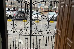 комерційна за адресою Дніпровська набережна вул., 13