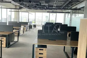 комерційна за адресою Дніпровська набережна вул., 18