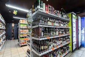 комерційна за адресою Володимирська вул., 73