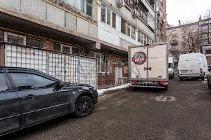 комерційна за адресою Володимирська вул., 73