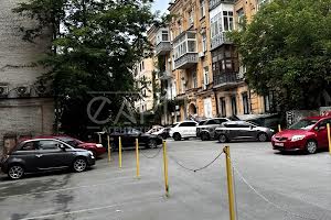 комерційна за адресою Саксаганського вул., 28