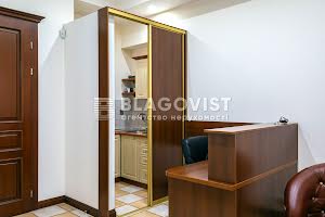 комерційна за адресою Лютеранська вул., 8