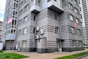 комерційна за адресою Дніпровська набережна вул., 1