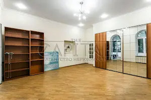 комерційна за адресою Лютеранська вул., 12