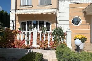 будинок за адресою смт. Козин, КГ Золотые ворота