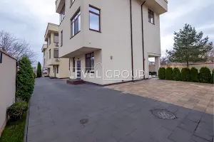 будинок за адресою Миколи Міхновського бульв. (Дружби Народів)