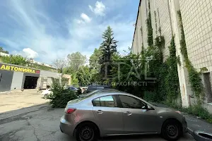 комерційна за адресою Салютна вул., 5Б