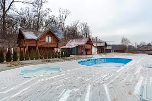 комерційна за адресою Шкільна вул., 1