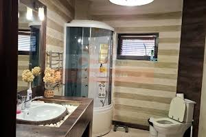 будинок за адресою Патона