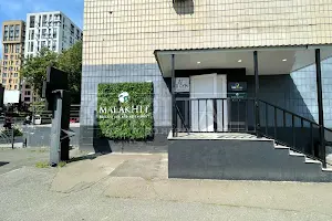 комерційна за адресою Салютна вул., 5Б