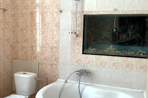 комерційна за адресою Трьохсвятительська вул., 13