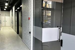 комерційна за адресою Любомира Гузара просп. (Космонавта Комарова), 4