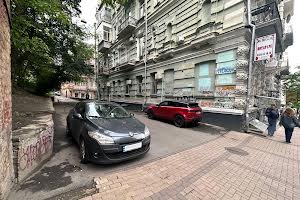 комерційна за адресою Михайлівська пл., 1