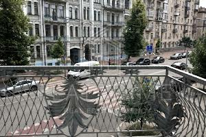 комерційна за адресою Володимирська вул., 4