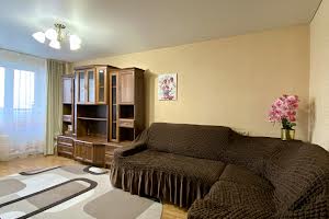 квартира за адресою Космонавтів вул., 77А
