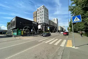 комерційна за адресою Салютна вул., 5Б