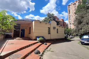 комерційна за адресою Дмитрівська вул., 1