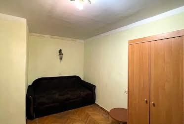 1748566718007232
