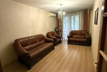 1832989846018311