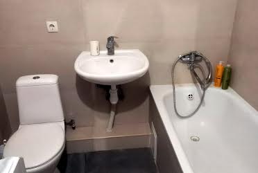 1832293799990083