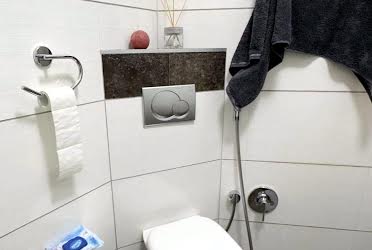 1831081829966979