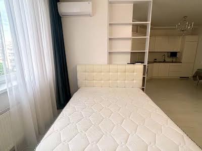 квартира за адресою Раїси Окіпної вул., 8