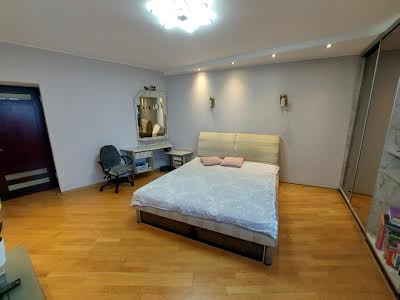 квартира за адресою Анни Ахматової вул., 31