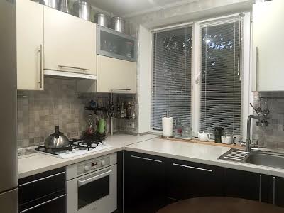 квартира за адресою Р.Атаманюка, 33